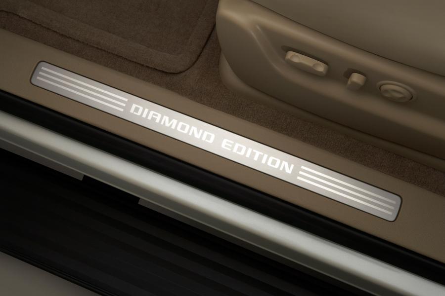  Chevrolet Suburban 75th Anniversary Diamond Edition 2010 года  (фото 5 из 8)